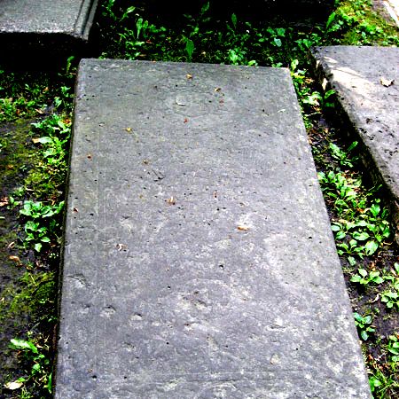 Надгробная плита Александра Волкова на кладбище Александро-Невской лавры в Петербурге