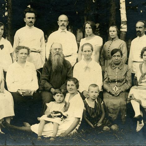 Семейство настоятеля Дмитриевского погоста иерея А. Троицкого. Июль 1927 года
