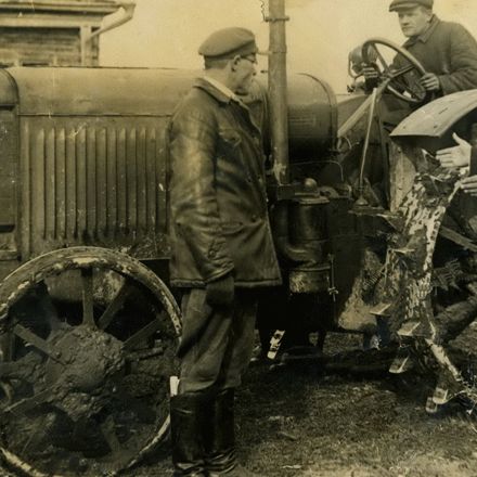 Первый трактор в деревне Брызгалово. 1935 г.gif