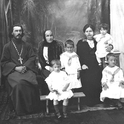 Протоиерей Сергий Константинов с семьей