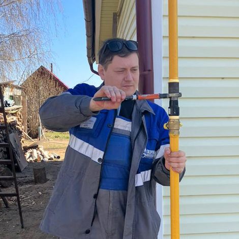 Слесарь Д.С. Морозов производит работы по первичному пуску газа в жилой дом с.Чистуха